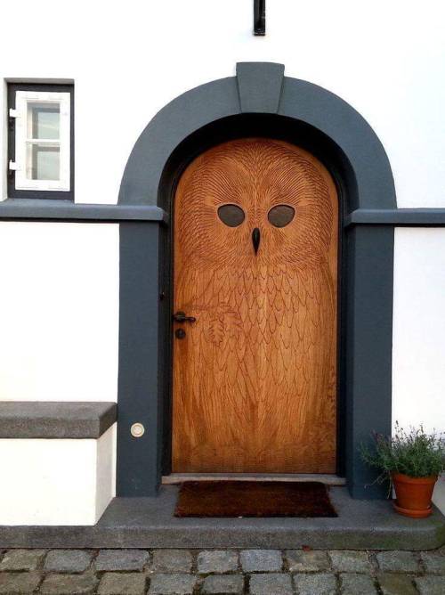 copperbadge: babyhawk83: @copperbadge a Front door in Copenhagen, Denmark Clearly a magician lives h