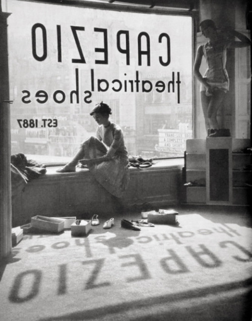 last-picture-show:   Lisa Larsen, Fitting Shoes, 1949 