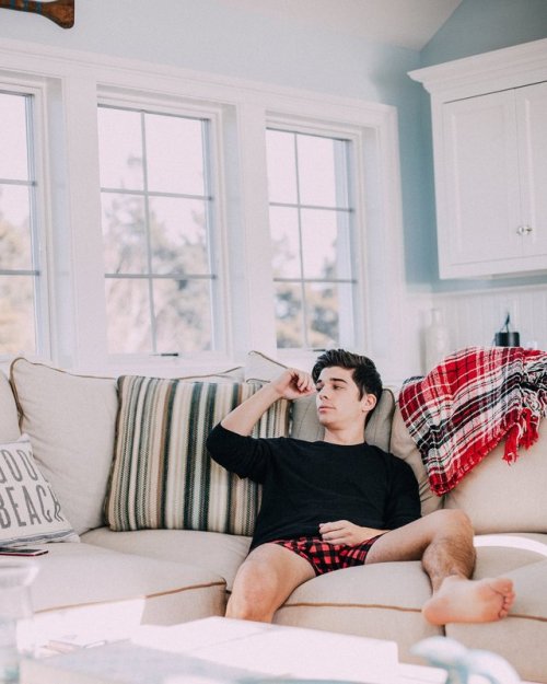 famous-male-feet: Sean O'Donnell  More of him shirtless…  .  More of him barefoot…  . This guy right