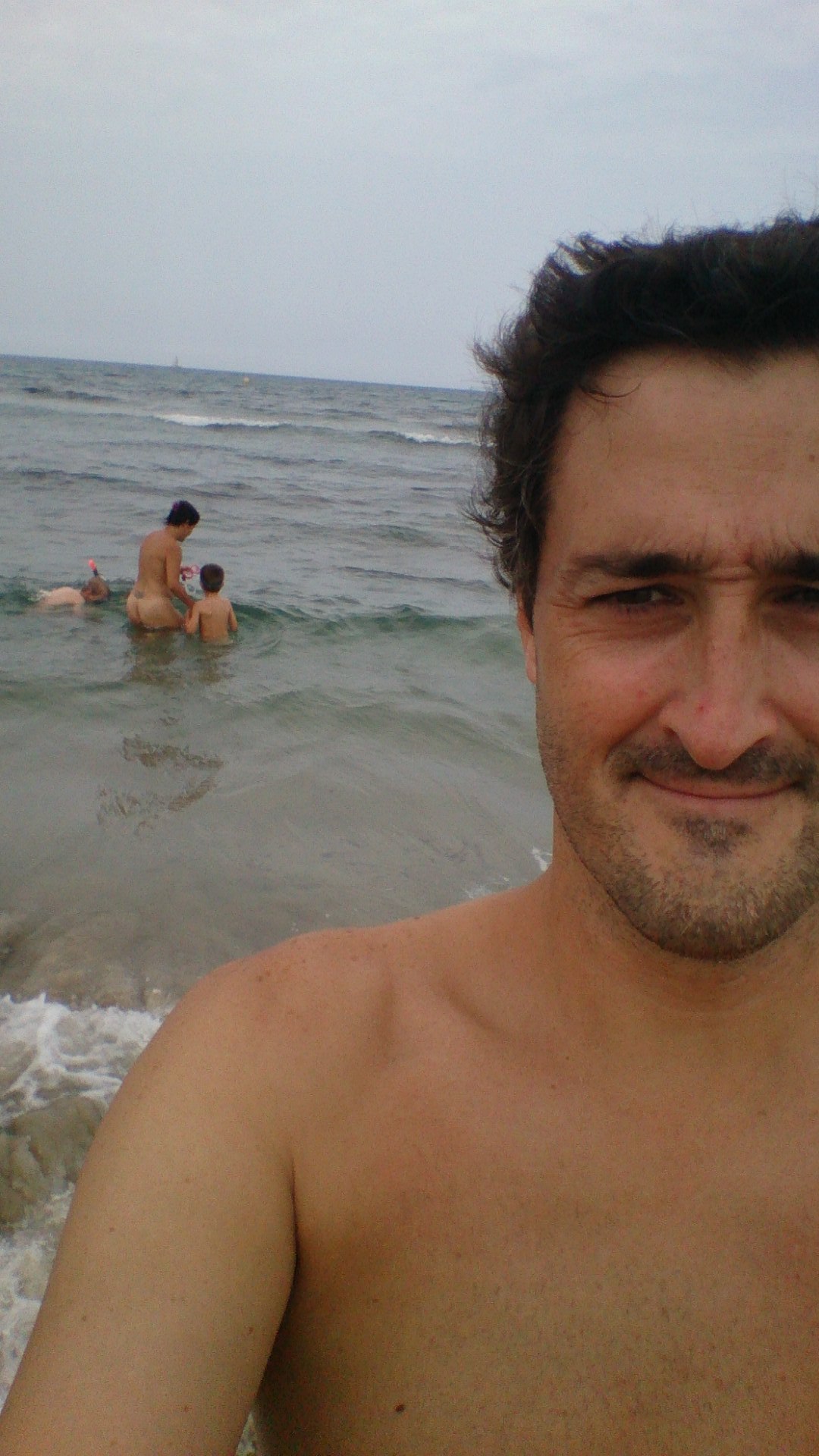 naturistelyon:  Spanish family at the beach