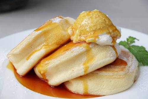 lady-feral:  laureljupiter:  mage-of-words:  nenrinya:  A Happy Pancake Omotesando  Yummies~  @lady-feral I/you need to find the recipe for these ridiculous beautiful things  Omg yes! 