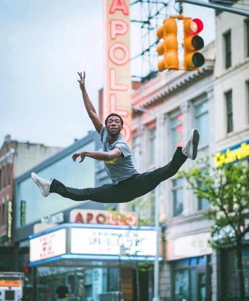 ballet-birdy:  Dancers on the streets of New York, photographed by Omar Z. Robles.