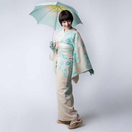 Soothing ryusui (swirling water) kimono/yukata by Roccoya. The minty accessories echoing the fresh d