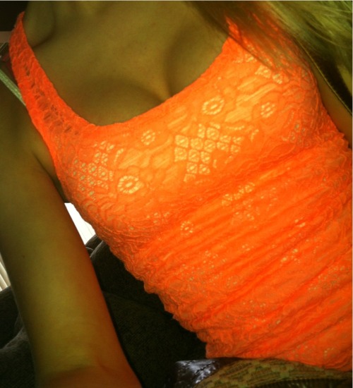 XXX sexilexi-xo:  My shirt is bright. photo