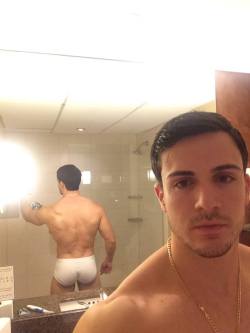 bigbroth4u:  This hot selfie from @Philip_Fusco