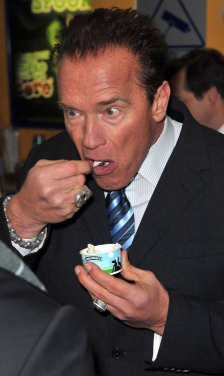 sinladillasenlalengua:Schwarzenegger no come helados. ¡Los mata!