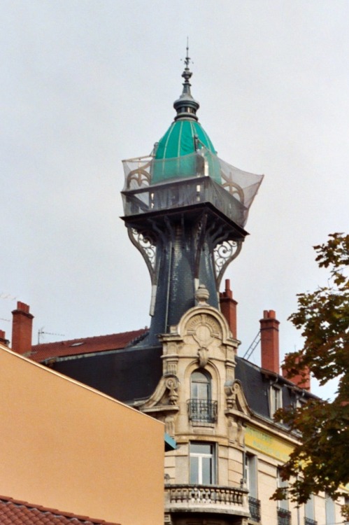  La Tour, distillerie et fabrique de liqueur de verveine, Le Puy-en-Velay, 2005.The netting keeps bi