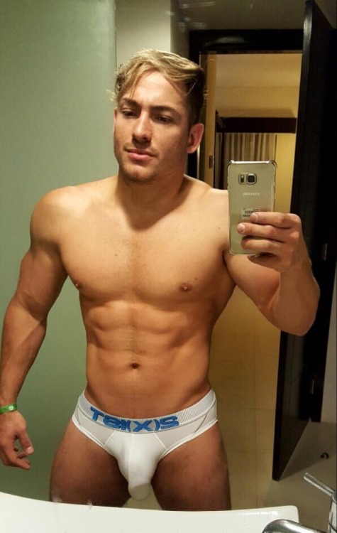 guys-with-bulges:  That head.