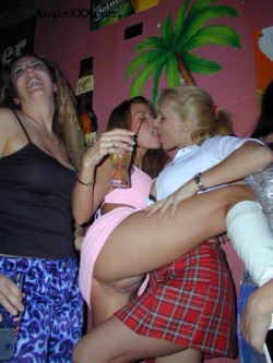 drunkgirlsblog:  She wants to dance … /