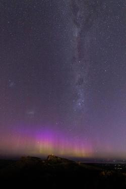 cosmicdustpw:  Aurora Australis and Milky Way, single exposure. Christchurch, New Zealand by Dead_Mow_5 ★☆★ SPACE ★☆★