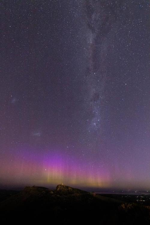 cosmicdustpw:  Aurora Australis and Milky Way, single exposure. Christchurch, New Zealand by Dead_Mow_5 ★☆★ SPACE ★☆★