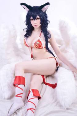 league-of-legends-sexy-girls:  Ahri Cosplay