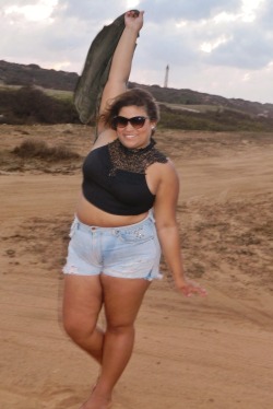 Staticrougecurves:  Aruba &Amp;Lt;3 Top: Thrifted In Aruba (Dot’s) Shorts: Levi’s