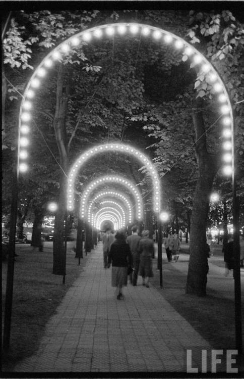 Tivoli Gardens(Carl Mydans. 1952)