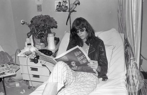 Sex vaticanrust:    Joey Ramone was rushed to pictures