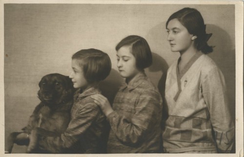 Eveline Maydell’s nieces Lilla, Bebi and Aleksandra Brandt with a dog, 1929