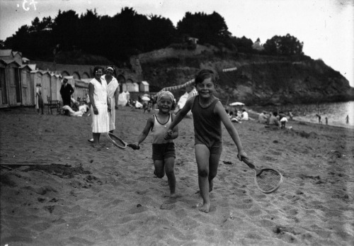 kecobe:   Scènes enfantines de plage = Scenes of Children at the Beach Photographs by Agence de presse Mondial Photo-Presse Glass plate negatives, 1932 Bibliothèque nationale de France, département Estampes et photographie 