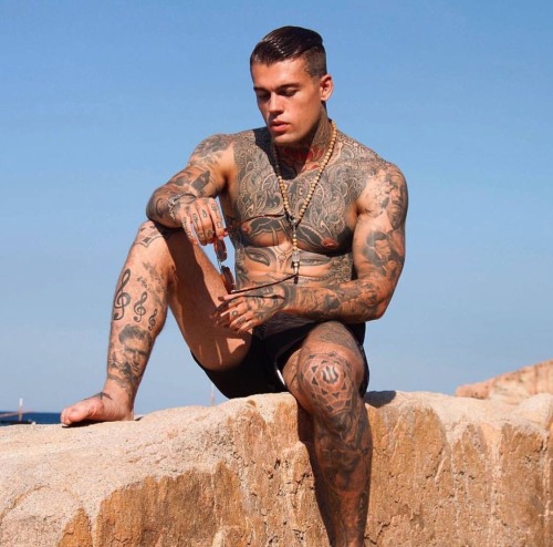 puphawaii:  sexymenandgayporn:More sexy tattooed porn pictures