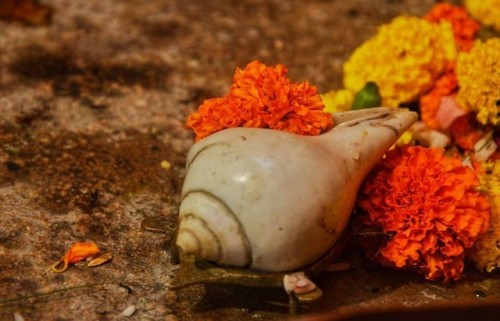 Shanka at puja, Bengal photo by Abhirūpa Basu