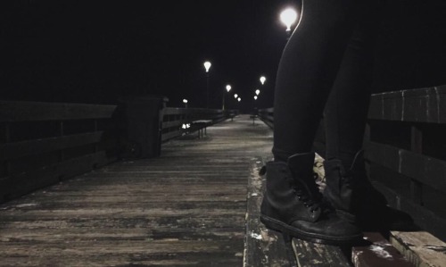 thislifeisafantasy:sad-khakis takes cool pix of my legs