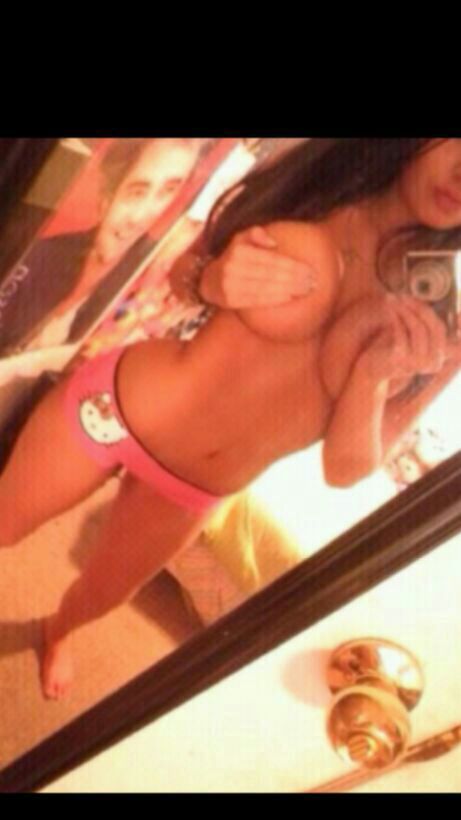 sexyladiesselfies:  Hot kik anon.   Submit to the blog, snapchat, kik or email. Snapchat