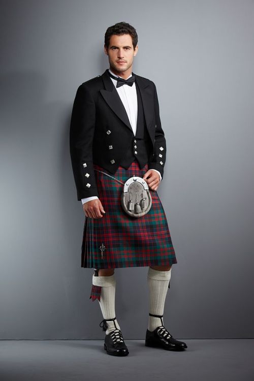 ladnkilt: COUNTING DOWN TO SAINT PATRICK’S DAY…  WEARING THE KILT!Presenting The Male Form…In Photog