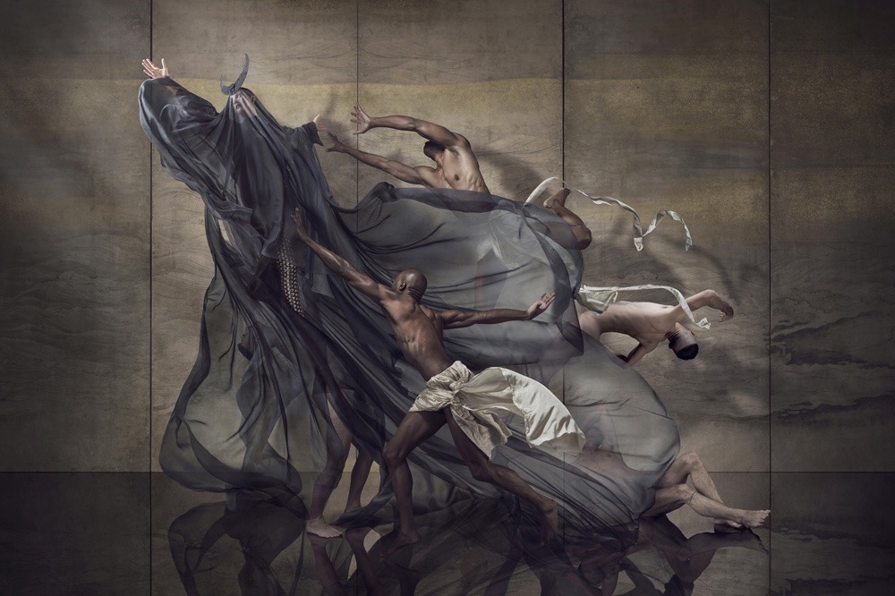 sanuye-shoteka:  Sanuye Shoteka  ‘Oil’ Critical Mass  .photography by Philip