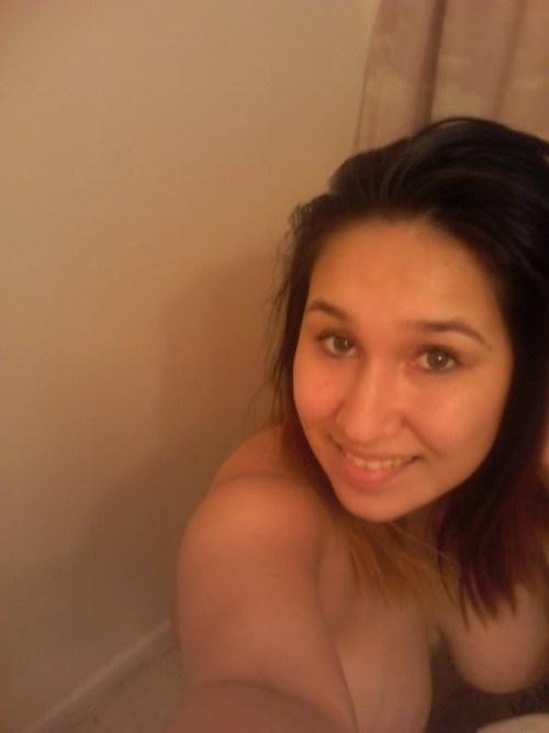 webcams-hispanas:  Linda Burger King latina con GRANDES WHOPPERS!