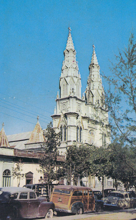 Basilica Sagrado Corazon de Jesus en el centro de San Salvador, El Salvador, década de los 50