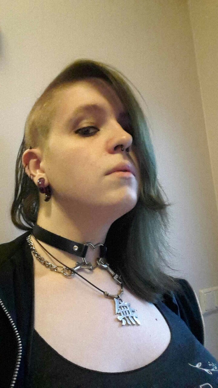 regularsara:  regularsara:  Heading to a goth night party.  Waiting for my ride.