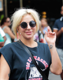 saraaldebe:  daily–celebs:    6/23/15 - Lady Gaga leaving her apartment in NYC.  