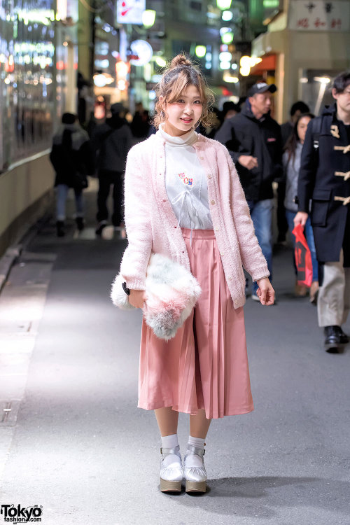 20-year-old Konyatan on the street in Harajuku wearing a pastel look that features a resale cardigan