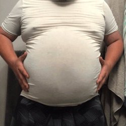 bigdrmr:  Unf… such an amazingly round belly, a sexy belly button shadow, and a snug shirt. Plus, he’s obviously into his own girth. It just pushes all my buttons 🤤