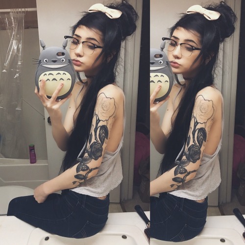 horrorcutie:  big ass bow on my head because I’m a gift
