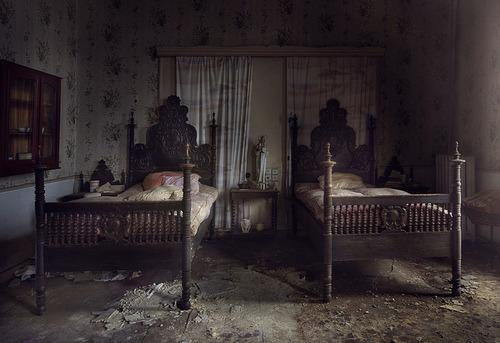 Deathbed (Abandoned manor house) by andre govia.