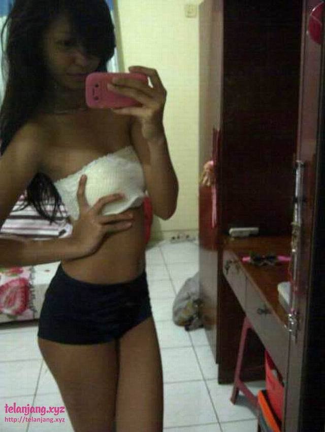 malaysiangirlsetc:  Good morning!Suka bila gadis buka satu persatuSemoga ini menceriakan