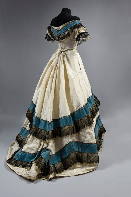 Ball gown ca. 1865-69From Coutau-Bégarie via Interencheres