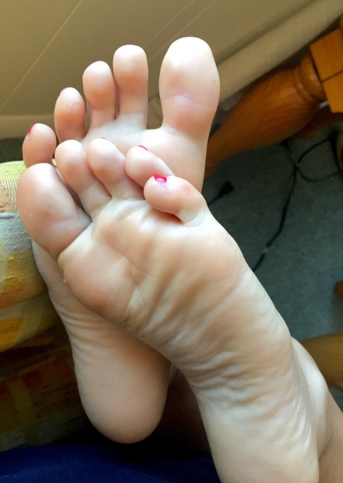 happyteenfeet: I love mornings  I would love some messages in my inbox  I would also like to thank a