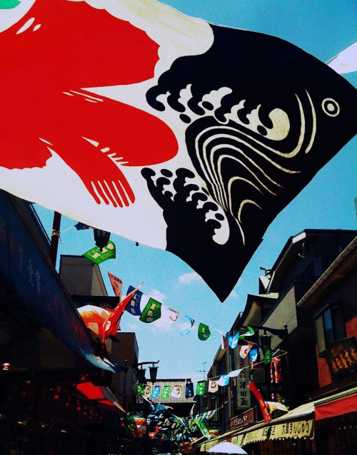 aurorae:  仲見世・Japan’s old shop road. (by NakaiAkio) 