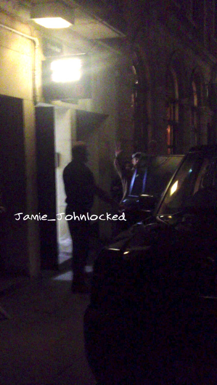jamiejohnlocked: Daily “went straight to the car” Martin LOL~ This stage door is just so