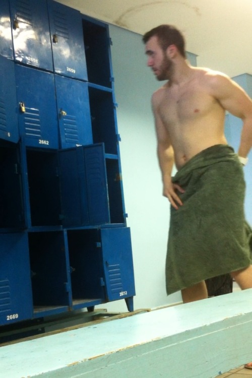 hotcunts:Love to eat out that smooth ass in the locker room.