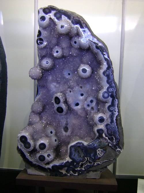 an-animal-imagined-by-poe:  Geodes are pretty much my favorite thing ever. I’m one of the Khazad, okay? 
