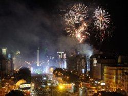 buenosairescity:  Ciudad de Buenos Aires, fuegos artificiales en el Bicentenario. 