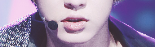 cheolyans:Chanyeol’s kissable plump lips