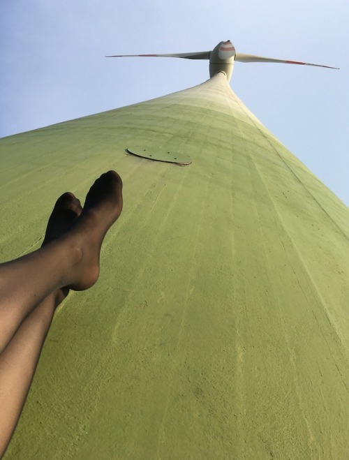 rfwka: Relaxing after the small foto-session! I really like the location around the wind turbines…