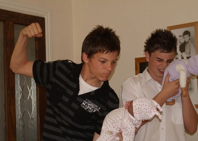 shinu hodo — Louis Tomlinson pictured pretending to punch a