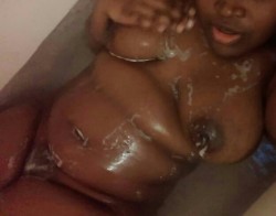 Mistertilmonjr:  Thicknbrown:  Mid Day Bath Time 🛀💦  Clean Pussy Is Delicious