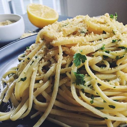 Lemon-garlic pasta with homemade vegan parmesan! So simple but honestly one of my fav things I&rsquo
