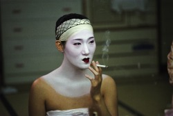 loverofbeauty:Jodi Cobb: Geisha getting ready