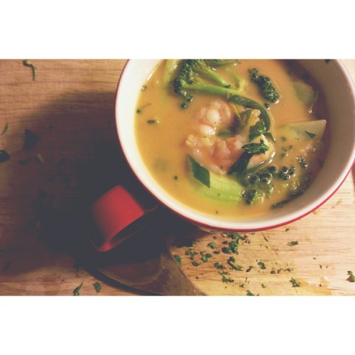 Soupe thaïe aux crevettes & légumes qui goûte le ciel. @mariloubiz, ton livre est parfait. ♡